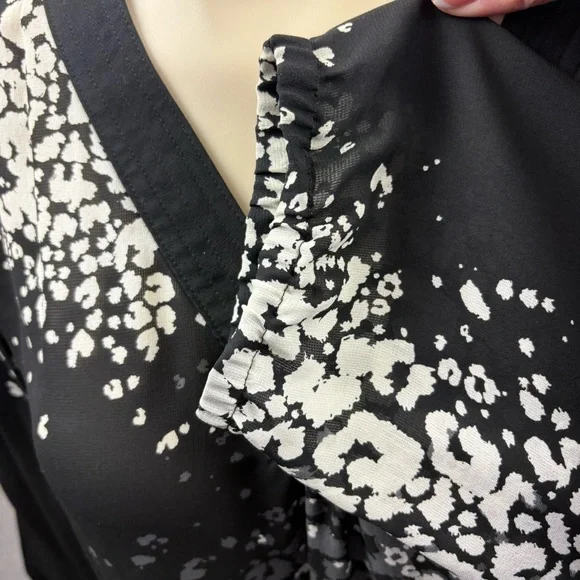 Amber Sun Silk Black, White & Grey Print V-Neck Blouse L - Picture 7 of 9